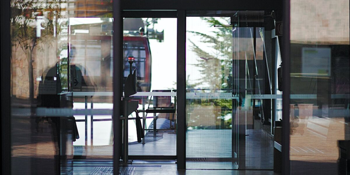 How Sliding Doors Optimise Commercial Interiors?
