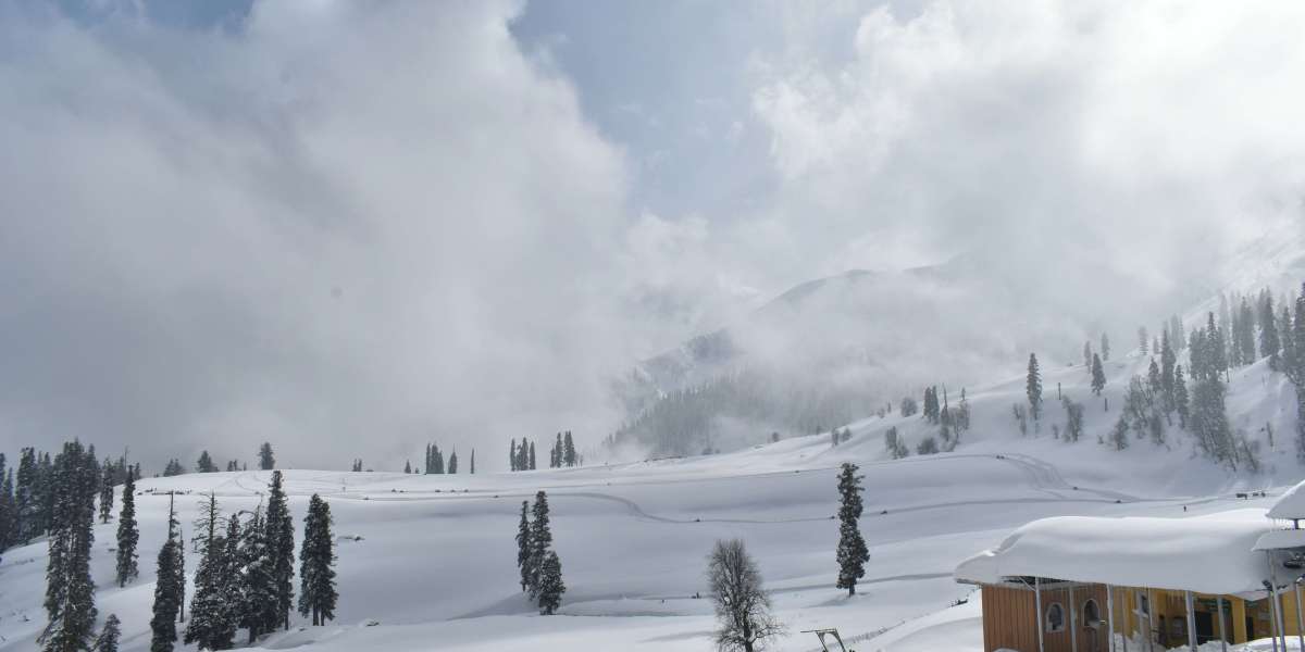Top Tips for an Unforgettable Skiing Experience in Gulmarg, Kashmir
