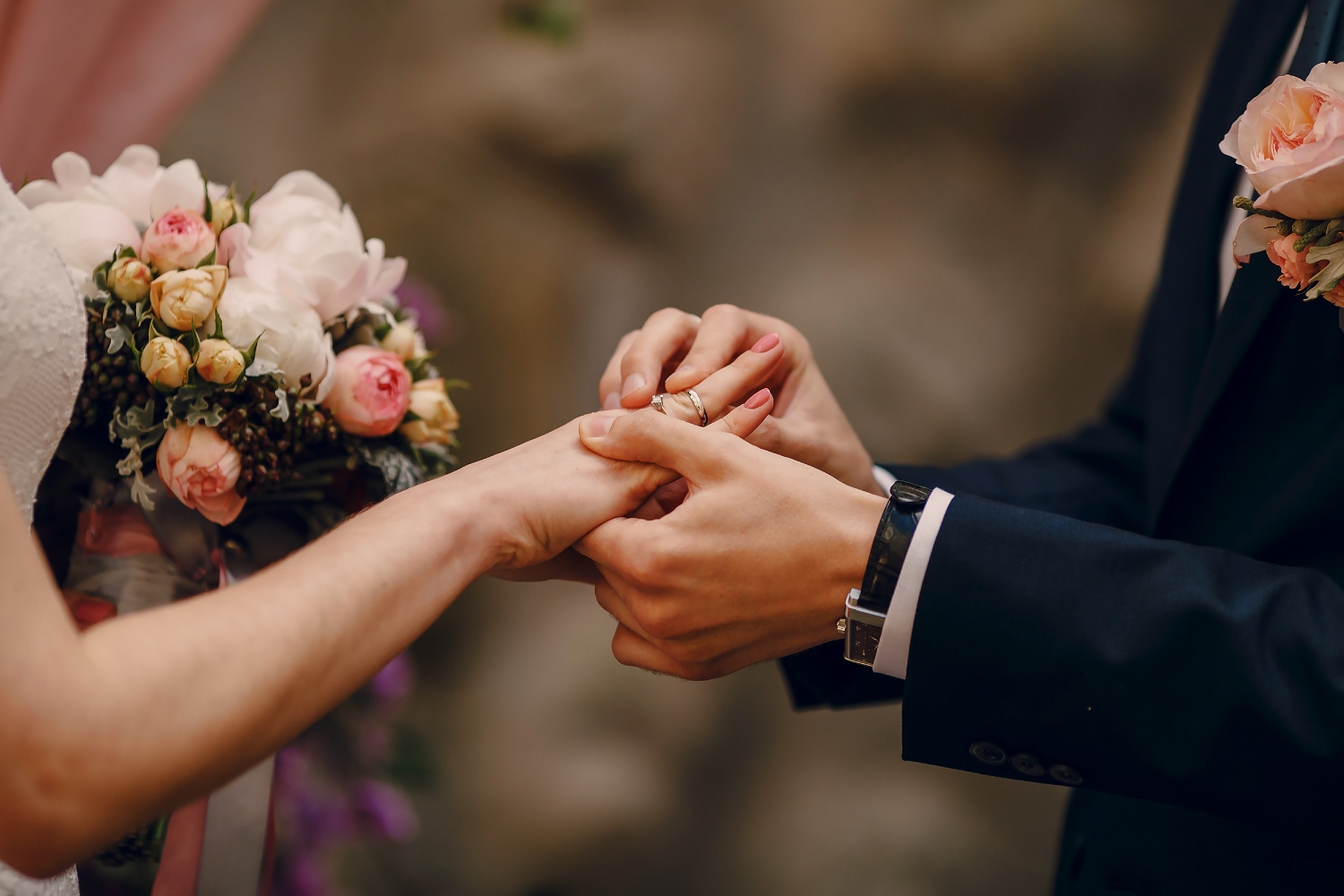 10 Personalized Wedding Gifts That Truly Show You Care