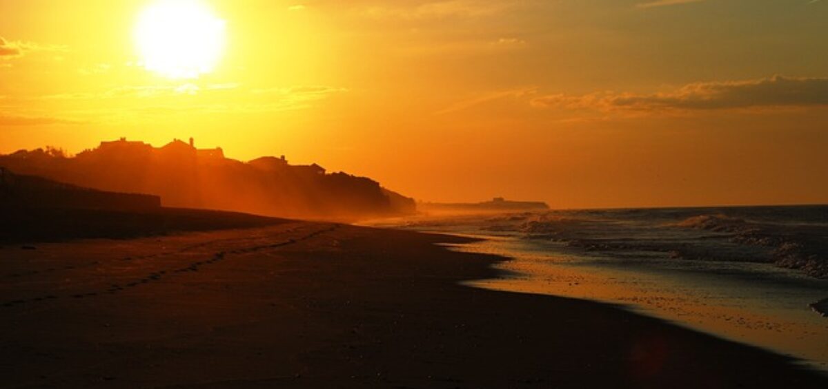 How Far Is the Hamptons from New York City | Ewlimo